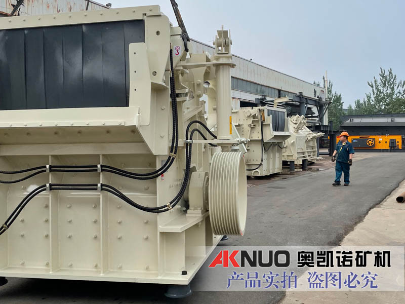 1520歐版反擊式破碎機液壓升降裝置，方便進行維修和日常保養(yǎng)